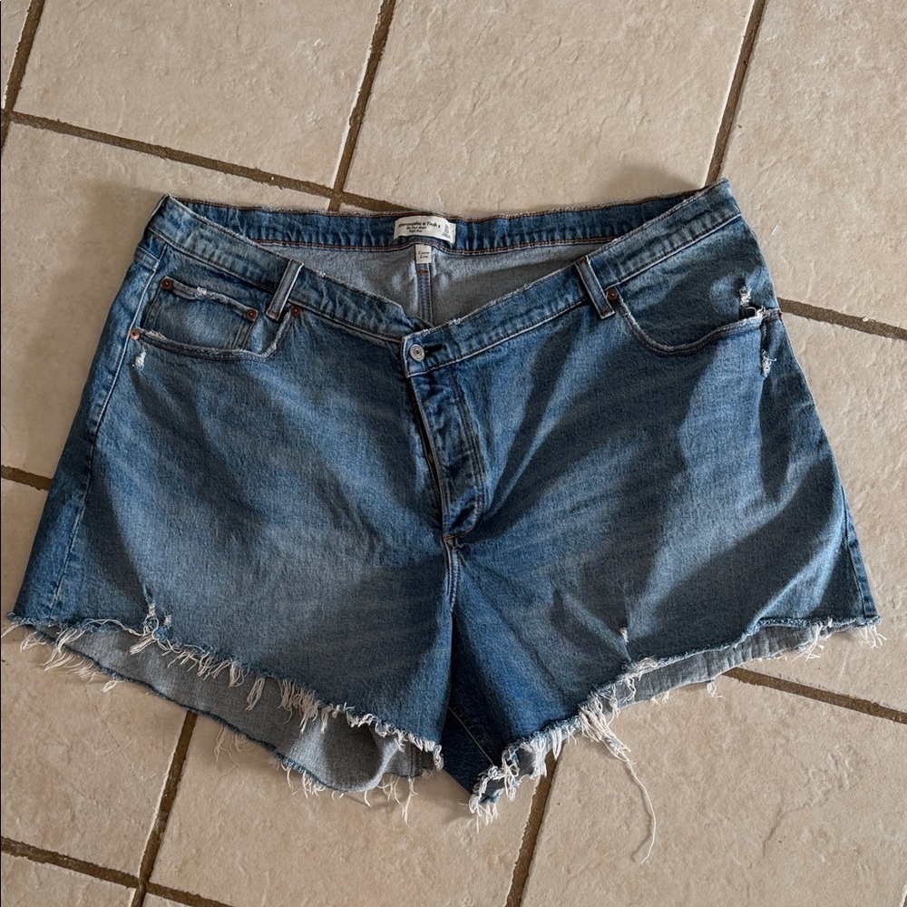 NWOT Abercrombie & Fitch Denim Hise Rise Frayed Dad Shorts Size 36